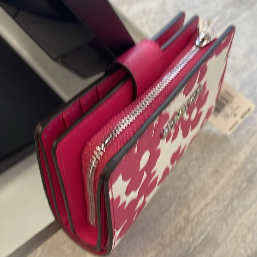 Michael Kors Jet Set Medium Floral Print Bi-Fold Wallet
Dragonfruit
NWT
Pink - Picture 10 of 16